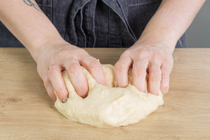 Hefeteig für die Schmalzkuchen verkneten