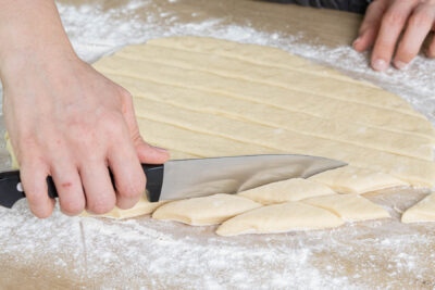 Schmalzkuchen in Rauten schneiden