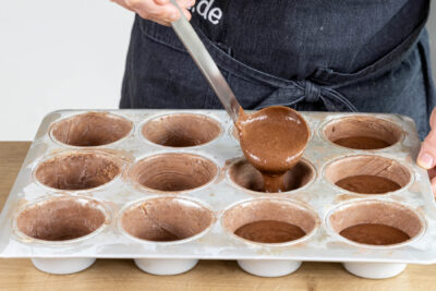 Muffinteig in die Muffinform geben