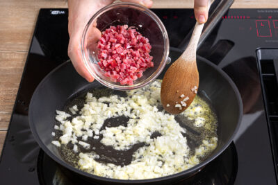 Schinkenwürfel und Zwiebeln anbraten