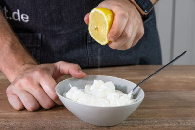 Zitronensaft zum Quarkdip geben