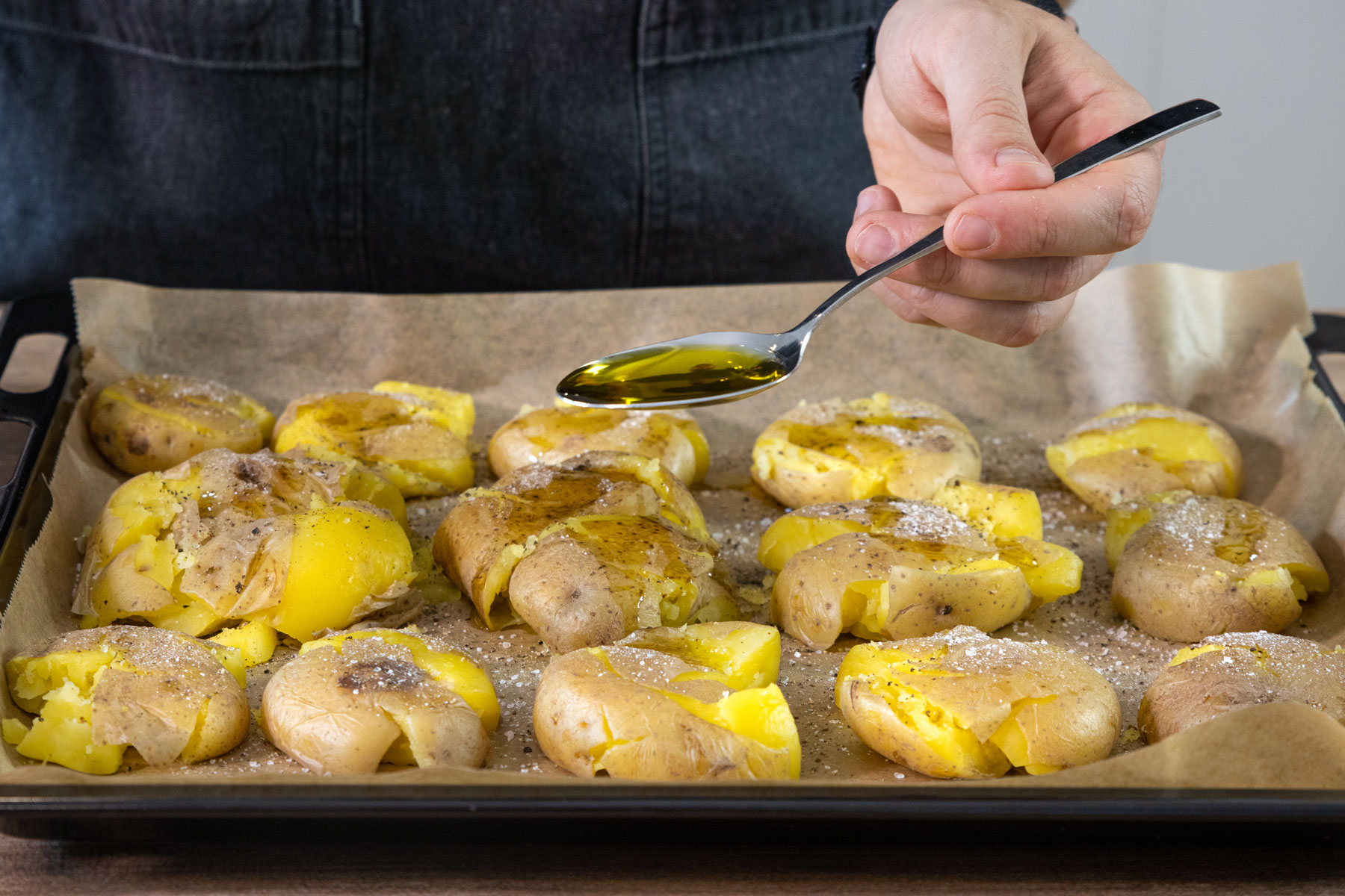 Quetschkartoffeln mit Öl beträufeln