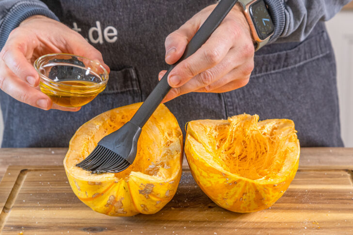 Kürbis mit Öl einpinseln