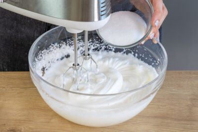 Eiweiß aufschlagen und Zucker einrieseln lassen