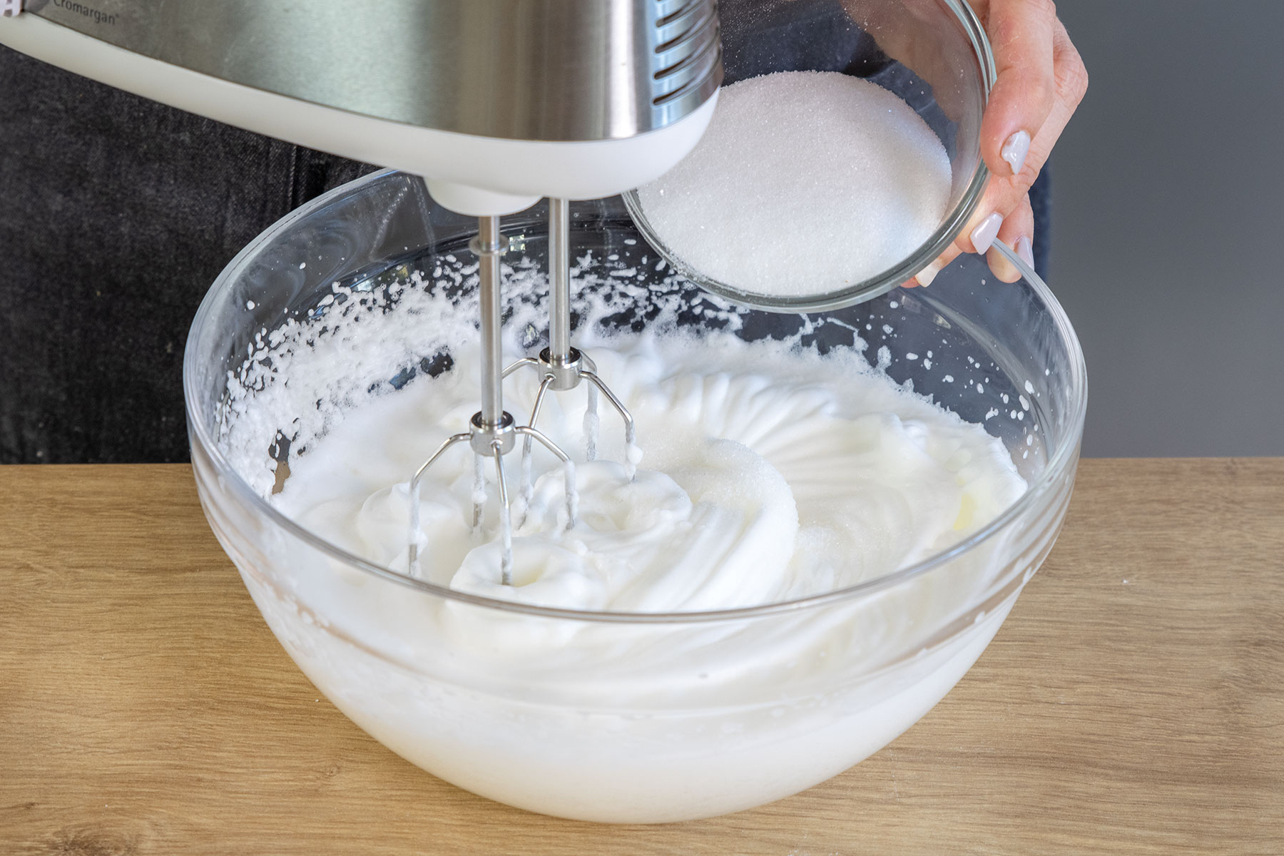 Eiweiß aufschlagen und Zucker einrieseln lassen