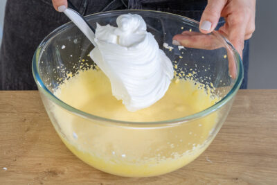 Eischnee unter aufgeschlagenes Eigelb heben