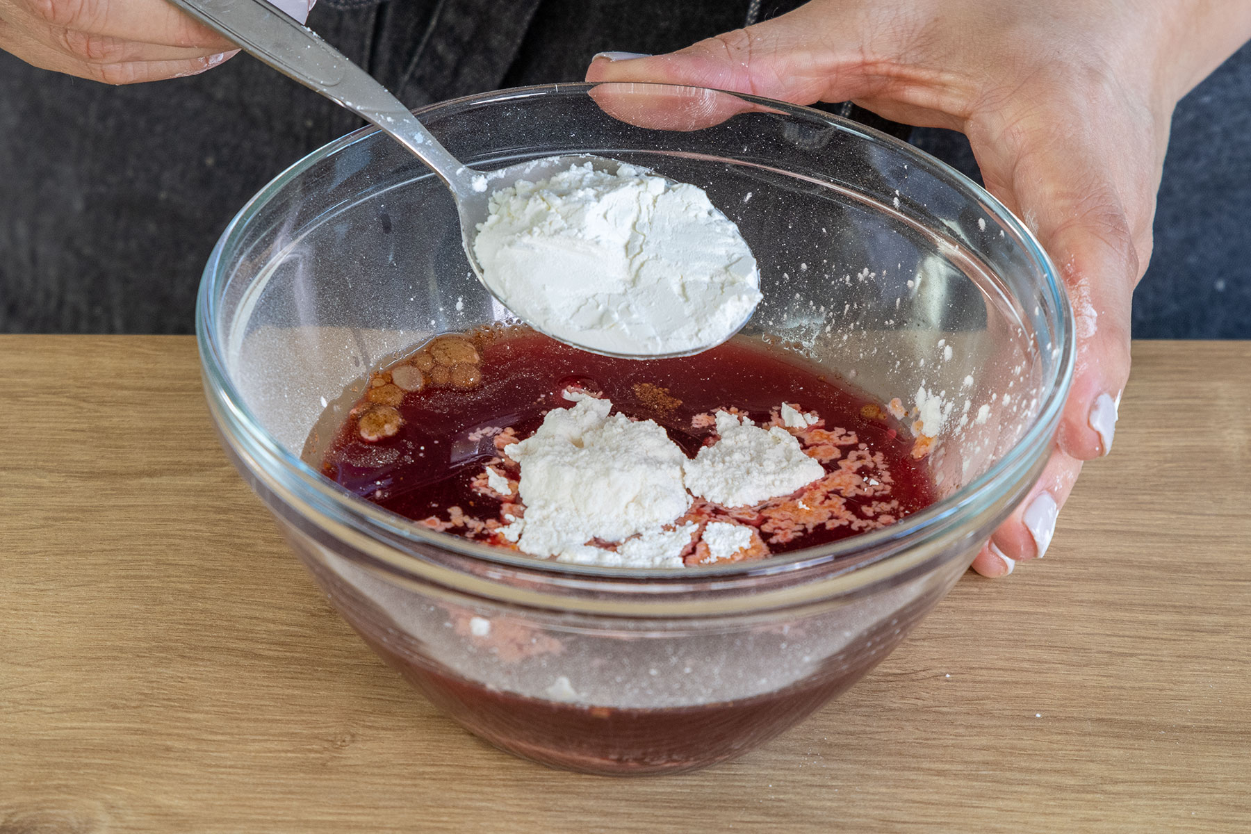 Puddingpulver, Speisestärke, Zucker und Zimt in etwas Kirschsaft einrühren