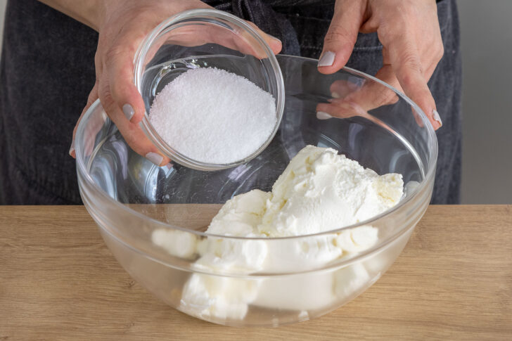 Zucker zum Quark geben