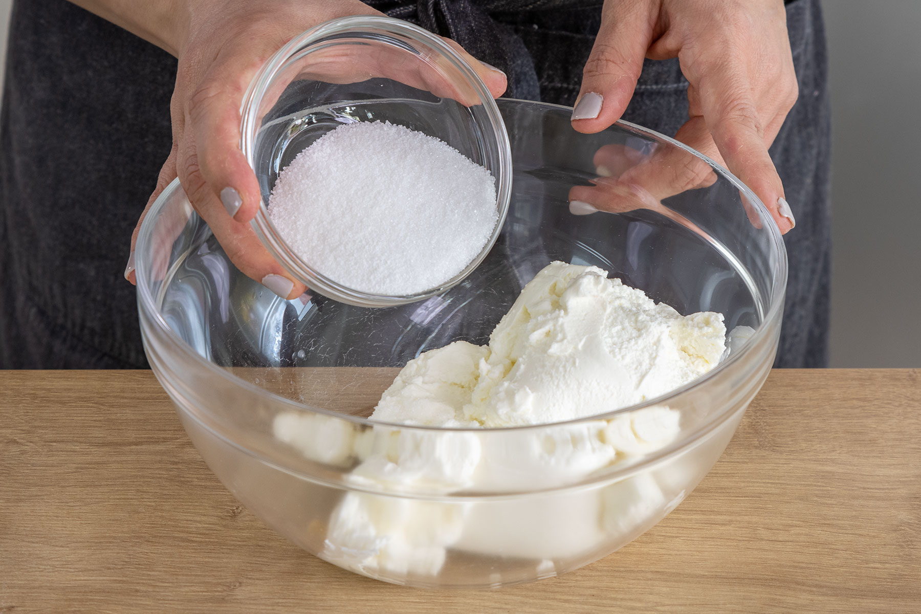 Zucker zum Quark geben