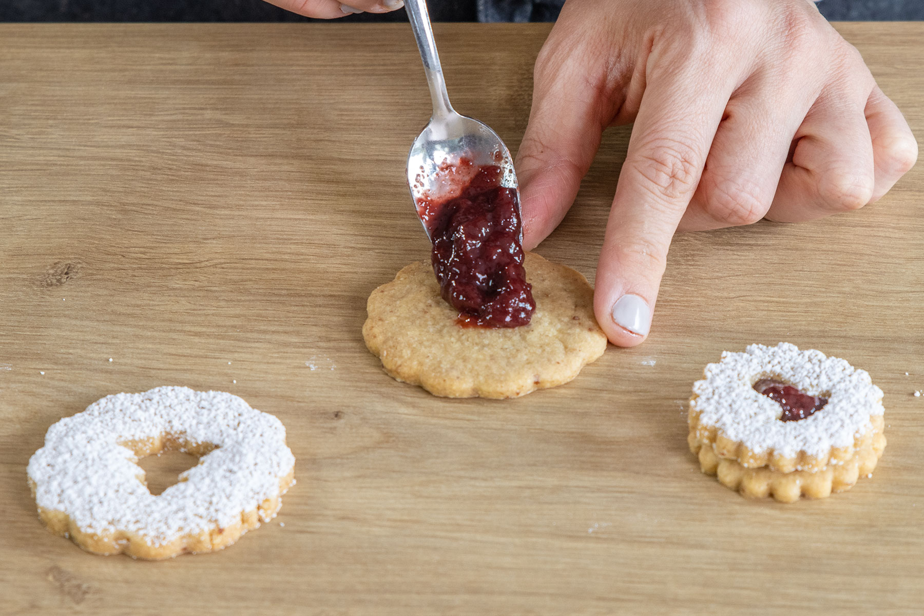 Spitzbuben Plätzchenboden mit Marmelade beschmieren