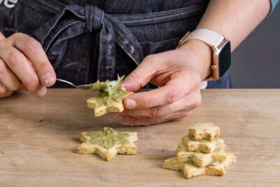 Terrassenplätzchen mit Creme bestreichen