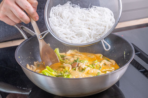 Reisnudeln zum Thai-Curry geben