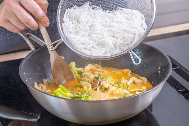 Reisnudeln zum Thai-Curry geben