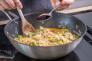 Sojasauce zum Thai-Curry mit Nudeln