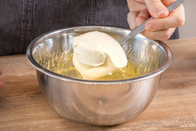 Mascarpone in die Schüssel geben