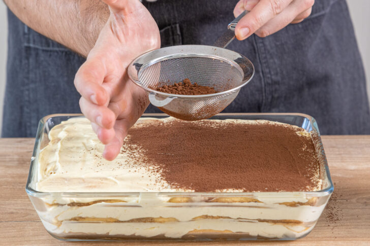 Kakao über das Tiramisu sieben