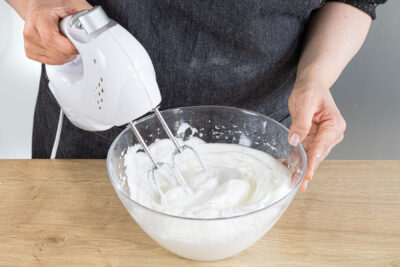 Eischnee aufschlagen und kalt stellen