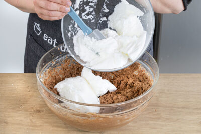 Eischnee unter den Teig heben