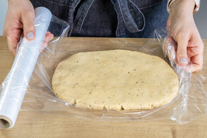 Teig für Vanillekipferl in Frischhaltefolie einwickeln