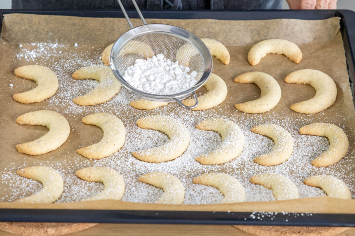 Vanillekipferl nach Omas besten Rezept mit der Zuckermischung bestreuen