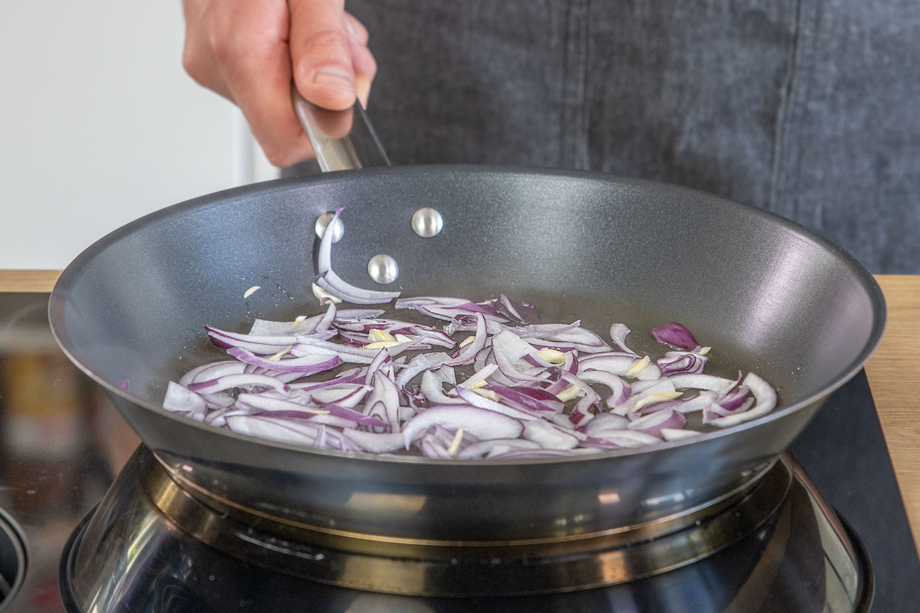 Zwiebel und Knoblauch anbraten