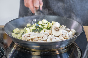 Zucchini und Champignons dazugeben und anbraten