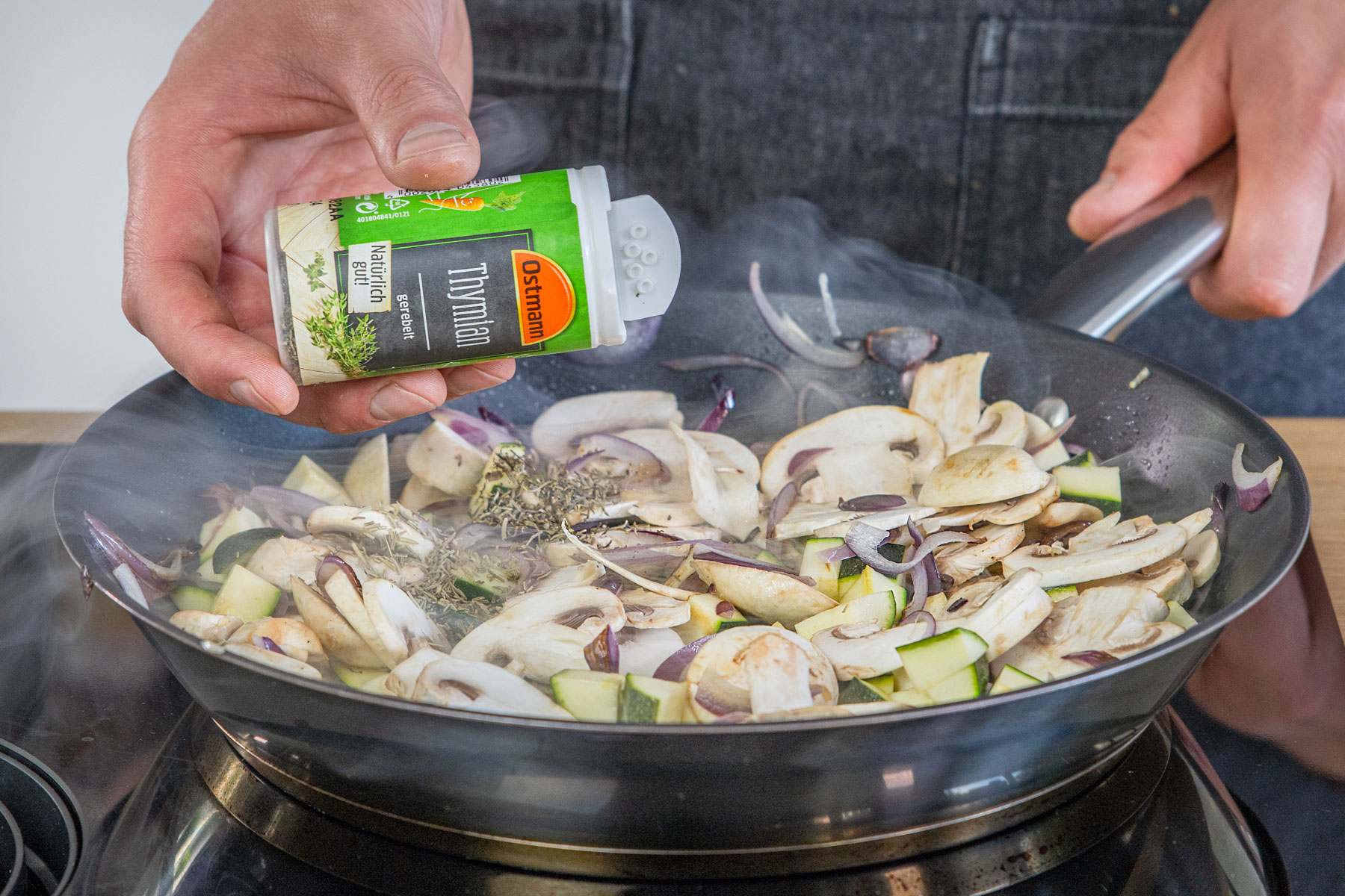 Gemüse für vegetarischen Nudelauflauf würzen