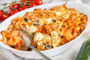 Vegetarischer Nudelauflauf mit Gemüse