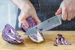 Rotkohl vom Strunk befreien