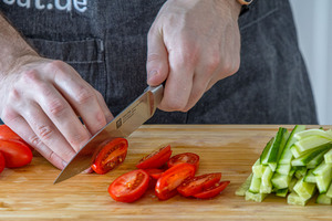 Tomaten in Scheiben schneiden