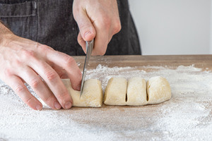Teig für Vollkorn-Wraps in 6 Teile teilen