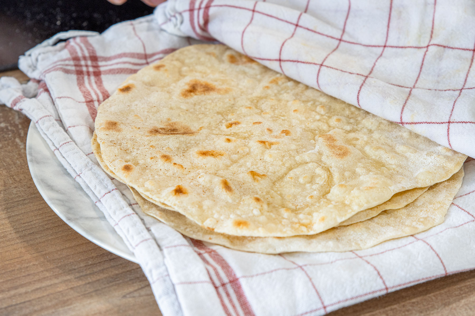 Vollkorn-Wraps auf feuchtes Tuch legen