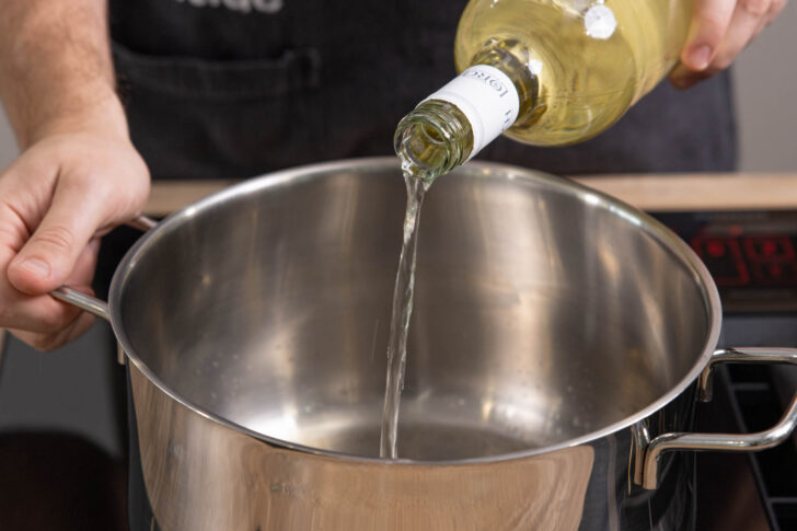 Weißwein in den Topf geben