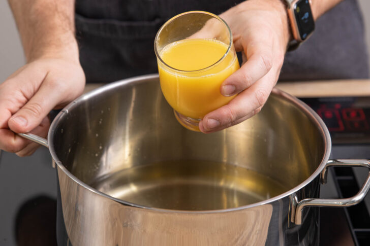 Orangensaft dazugeben