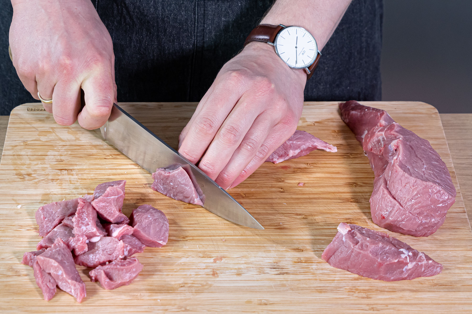 Kalbsfleisch in Stücke schneiden