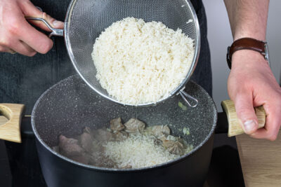 Reis zum Fleisch in den Topg geben