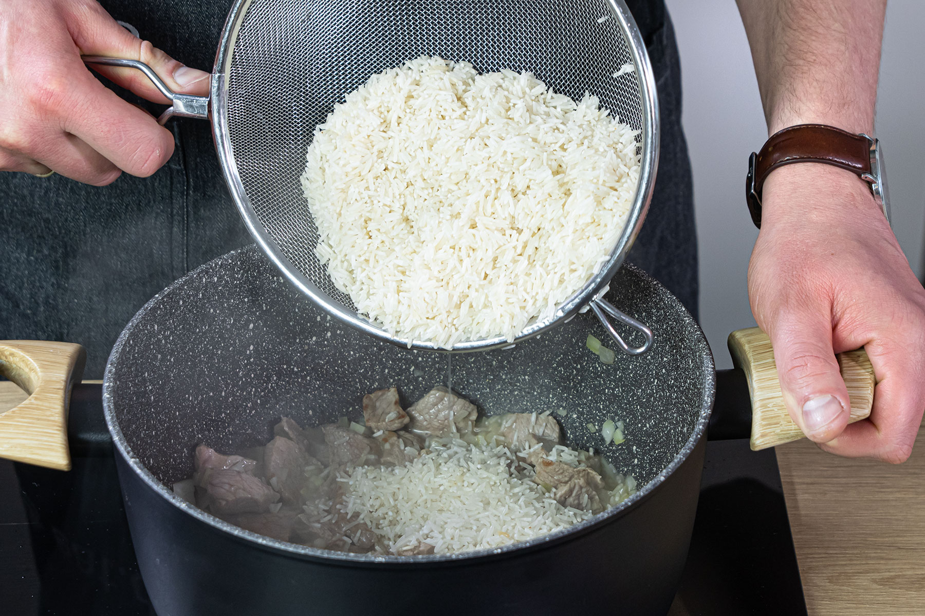Reis zum Fleisch in den Topg geben