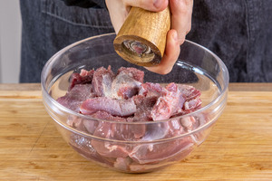 Rehgulasch würzen