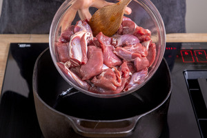 Wildgulasch in den Bräter geben