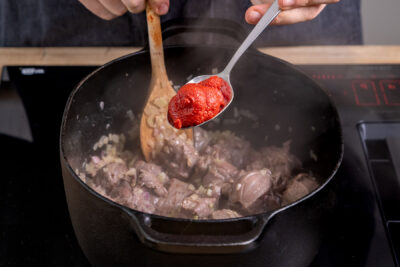 Tomatenmark zum Rehgulasch geben