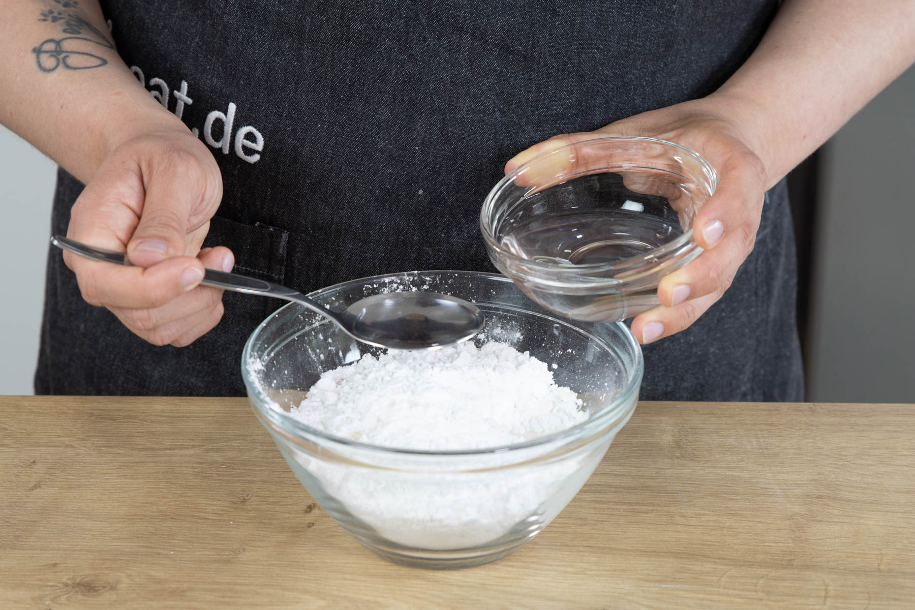 Wasser und Puderzucker verrühren