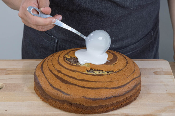 Den Guss über den Zebrakuchen geben
