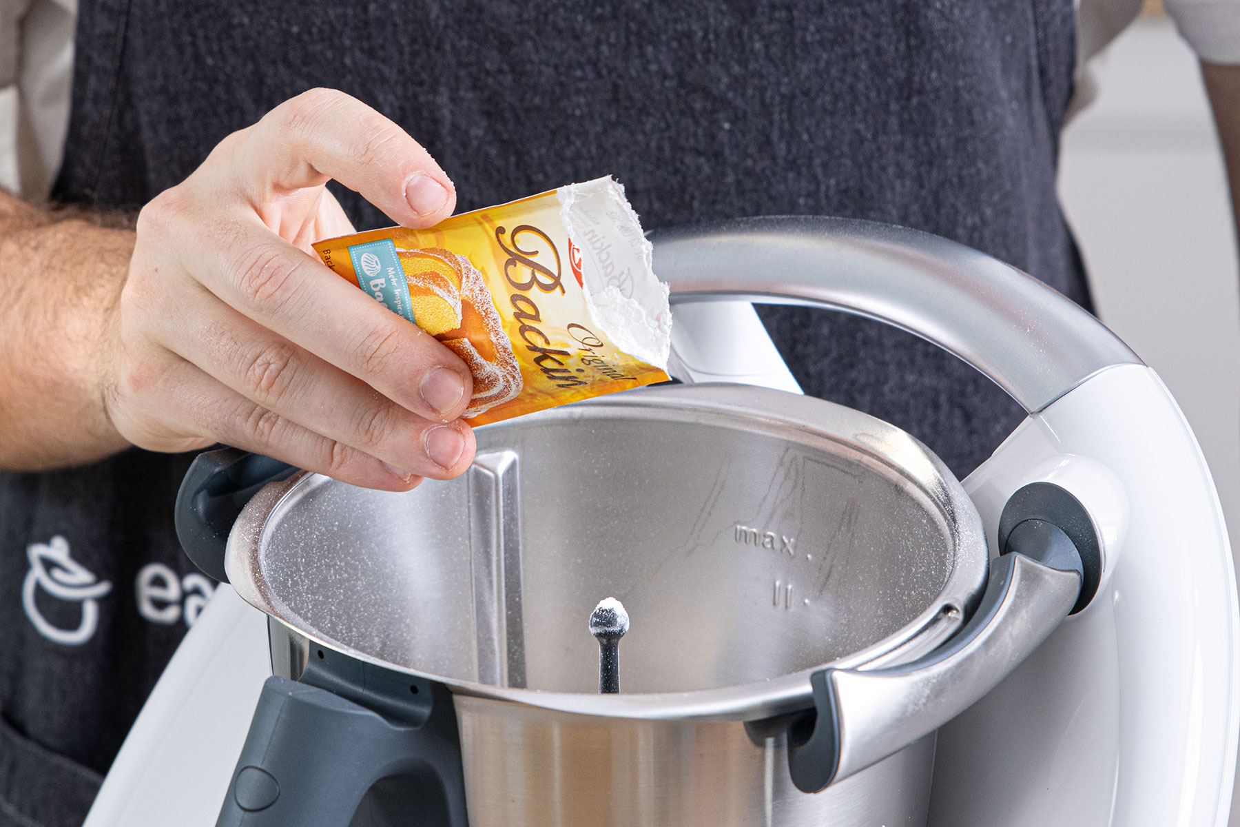 Backpulver in den Thermomix® geben