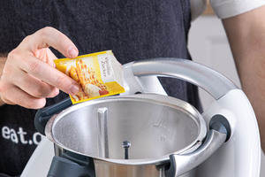 Vanillezucker in den Thermomix® geben