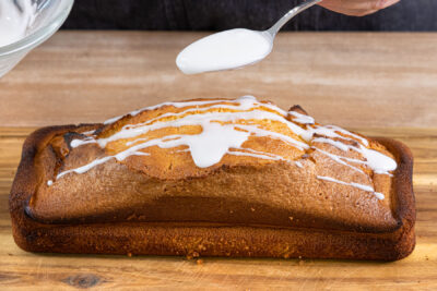 Zitronenkuchen aus dem Thermomix® mit Glasur einstreichen