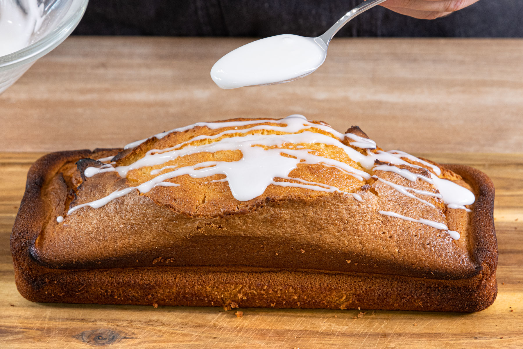 Zitronenkuchen aus dem Thermomix® mit Glasur einstreichen