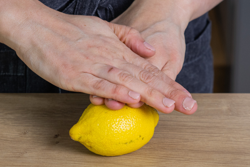 Zitrone auf Arbeitsfläche rollen