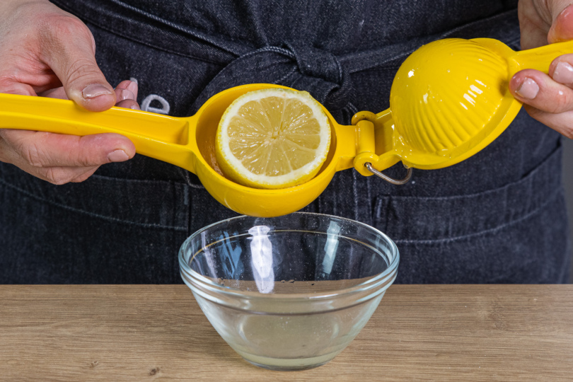 Zitrone pressen und Saft auffangen
