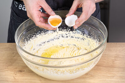 Eier unter den Teig rühren
