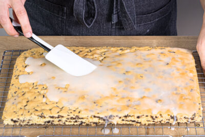 Ameisenkuchen mit Zuckerguss bestreichen